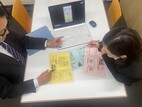 打合せ風景の人物画像