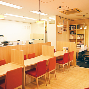 株式会社ハッピーハウスの気軽に入りやすいカフェ風な相談スペースでお待ちしておりますの写真