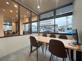 フロンティアホールディングス　大津店の個室ブースも開放的な打合せブースも完備の写真