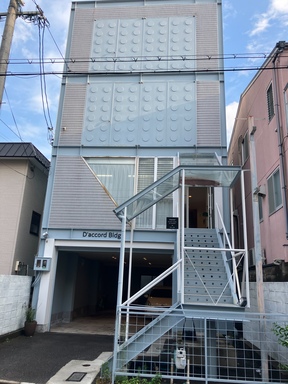 株式会社プレザントホームの2階が店舗になります（1階駐車スペース）の写真