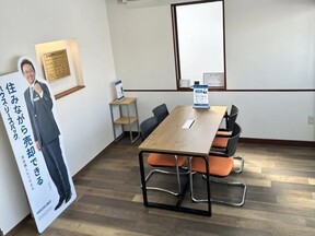 有限会社アーク ハウスドゥ 新田辺駅前の店舗内観の写真