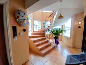 株式会社Araha Styleの２Fへの階段の写真