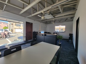 ハウスドゥ 豊中上野　株式会社アマネハウジングの店舗内画像①　明るく開放的な店内ですの写真