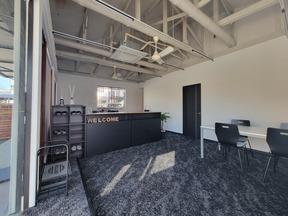 ハウスドゥ 豊中上野　株式会社アマネハウジングの店舗内画像②　シーリングファンが回るスタイリッシュな店内ですの写真