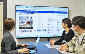GLC不動産株式会社の大型TVで物件紹介の写真