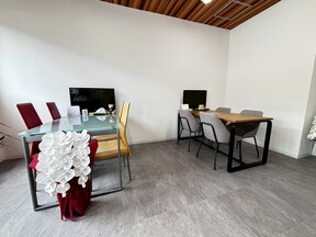 黄色い不動産　(株)愛光社の打合せスペースの写真