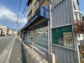 株式会社岡本工務店の店舗外観（建替え中の本社ビル）の写真