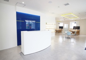 株式会社ハウスドゥ・ジャパン　ハウスドゥ 家・不動産買取専門店 与那原西原の駐車場、キッズルーム完備！の写真