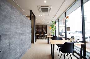 長岡不動産販売株式会社の屋内スペースの写真