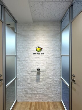 株式会社財成リアルティ　東京駅前店のエントランスの写真