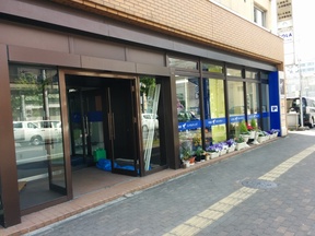 アーバンデザイン株式会社　本店の弊社入口の写真