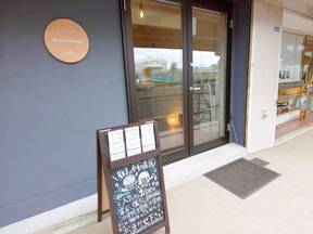 株式会社リクソラ住宅販売　本店の店舗入口　地元密着で頑張っておりますの写真