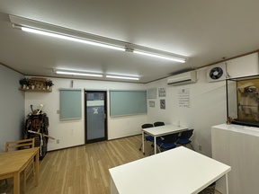 株式会社部屋問屋　本店の店舗内。壁紙と狸と鎧がアクセントです。の写真