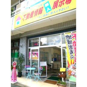 日光不動産有限会社　本店の店舗外観（当社となりの無人展示場）の写真