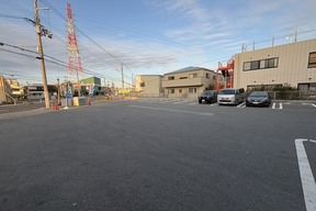 ハウスドゥ 大泉緑地 株式会社ダイコク　本店の駐車場の写真
