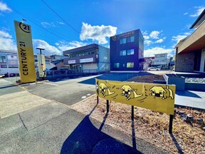【店舗外観】駐車場完備！店舗でもお客様のご希望地でもご相談可能◎の写真