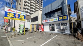 株式会社みんなの不動産本舗　本店の3号線沿いに店舗で駐車場3台分駐車可能です。の写真