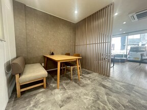 株式会社三春情報センター　戸塚店のゆったりとソファに座ってのお話可能です♪の写真