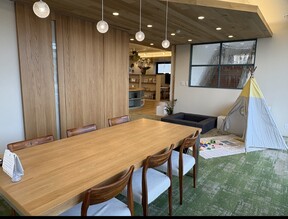 高山石油ガス株式会社　ハウスドゥ　光の店舗の内観の写真