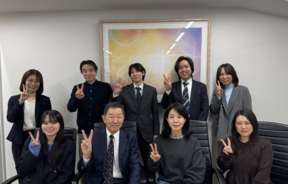スタッフの集合写真の写真