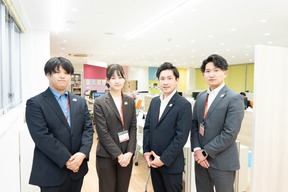 スタッフの集合写真の写真