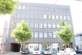 イエステーション 北章宅建株式会社　小樽店の公園通沿いにありますの写真