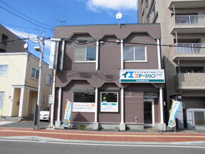 イエステーション 北章宅建株式会社　江別店の野幌駅前にございますの写真