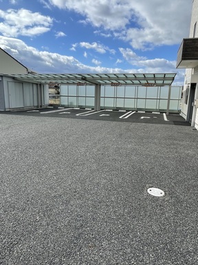 リノヴェック株式会社　本社の駐車スペースの写真