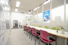 三交不動産株式会社　金山営業所の店内の様子の写真