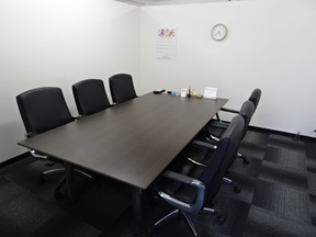 株式会社東武住販　赤間駅南口店の店舗内応接室の写真