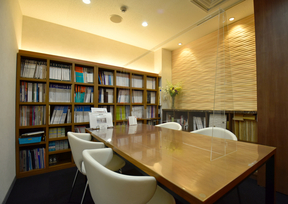 株式会社シーズ不動産販売の落ち着いてお話し頂ける個室ブースもございます。の写真