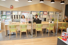 京急不動産株式会社　京急蒲田駅店の綺麗で明るい店内の写真