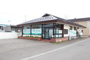イエステーション 北章宅建株式会社　岩見沢店の4条通沿にございますの写真