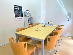 しずなび株式会社　浜松駅南店の店内の明るいお打ち合わせスペースでもお話しできます。の写真