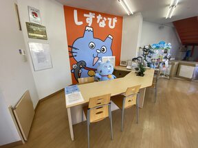 しずなび株式会社　静岡稲川店の店内の明るいお打ち合わせスペースでもお話しできます。の写真