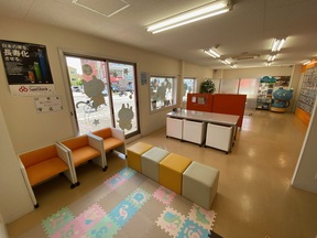 しずなび株式会社　静岡流通通り店の店内の明るいお打ち合わせスペースでもお話しできます。の写真