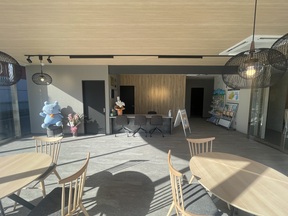 しずなび株式会社　沼津店の店内の明るいお打ち合わせスペースでもお話しできます。の写真