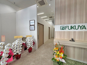 株式会社福屋不動産販売　京都四条店の店内には手指の消毒スプレー・空気清浄機を設置。ブース使用後は除菌の写真