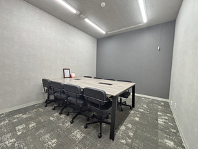 株式会社福屋不動産販売　京都四条店の各ブースは扉で仕切っており、個人情報保護に努めております。の写真