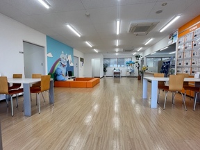 しずなび株式会社　浜松東店の店内の明るいお打ち合わせスペースでもお話しできます。の写真