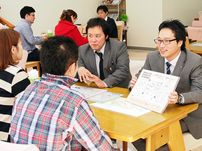 朝日土地建物株式会社　橋本支店の店内の様子の写真