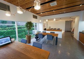 殖産ベスト株式会社　中野店の店内の様子の写真