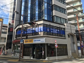 近鉄不動産株式会社　草津営業所の草津駅東口（近鉄百貨店側）徒歩3分、通りに面した1階にありますの写真