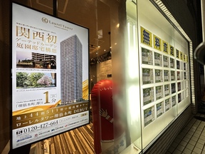 近鉄不動産株式会社　草津営業所の夜間も店頭大型ディスプレイやサイネージ広告を実施の写真