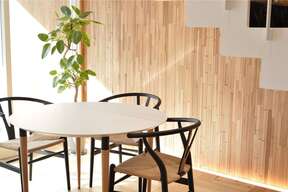 株式会社ウィル　新瑞橋営業所の開放感あふれる吹抜に、木張りの壁が特徴的な温もりあふれる空間ですの写真