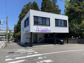 合同会社ぶどう不動産の布市駅口交差点角にあります！P3台可能！の写真