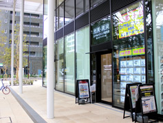 ロイヤルハウジンググループ　ロイヤルハウジング販売(株) 勝どきザ・タワー店の店舗入口の写真