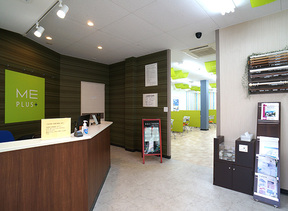 MEホールディングス　エムイーPLUS町田(株)の店舗入口の写真