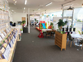 グリーンシップ株式会社　ハウスドゥ！住宅情報モール小倉南店のご来店しやすい明るくオープンな店内 の写真