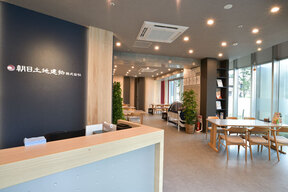 朝日土地建物株式会社　登戸支店の店舗内観の写真